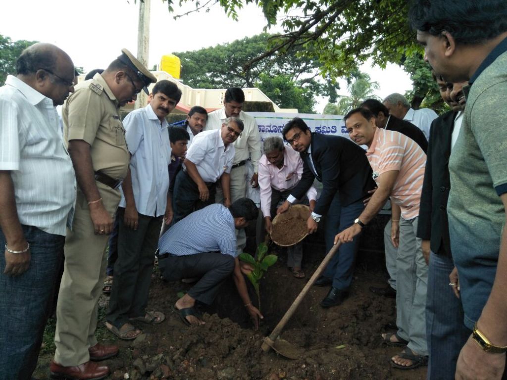 ಭೂಮಿಯನ್ನು ರಕ್ಷಿಸಿ ಮರಗಿಡಗಳನ್ನು ಬೆಳಸಿ: ನ್ಯಾ.ಈರನಗೌಡ ಕಬ್ಬೂರ ಕರೆ